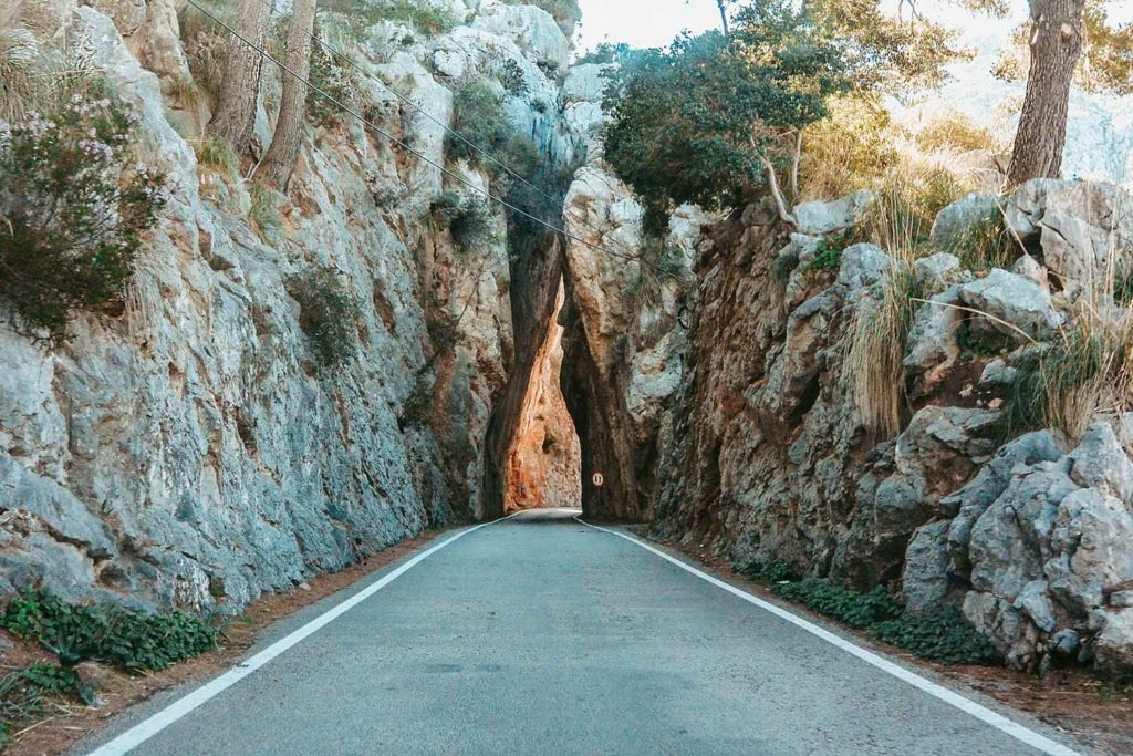 Tunnel nella roccia