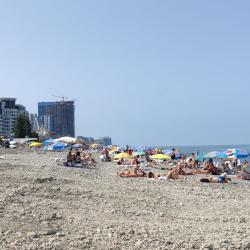 Foto di Batumi beach con una superficie del acqua turchese