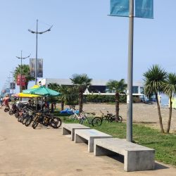 Foto di Batumi beach con parzialmente pulito livello di pulizia