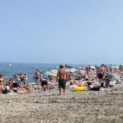 Foto di Batumi beach con una superficie del acqua turchese