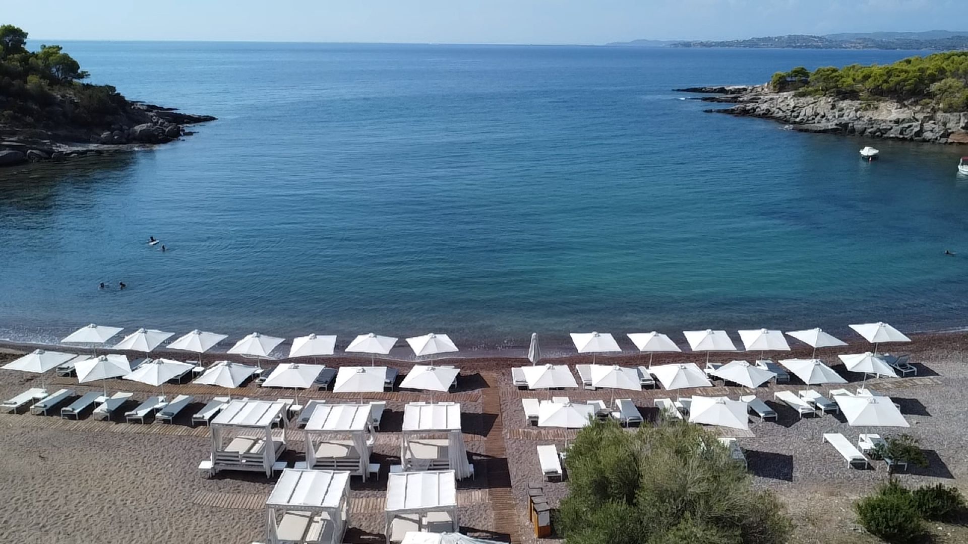 Foto di Petrothalassa beach con una superficie del sabbia con ciottolame