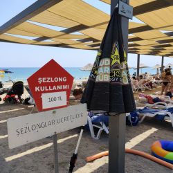 Foto di Belek Public beach con una superficie del acqua marrone