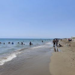 Foto di Belek Public beach con una superficie del acqua marrone